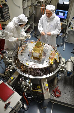 Préparation des essais thermiques sur le modèle STM de SuperCam dans la cuve&nbsp;(...)