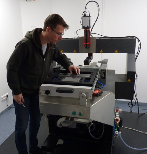 Figure 4 : Le scanner haute résolution NAROO en cours d'installation à&nbsp;(...)