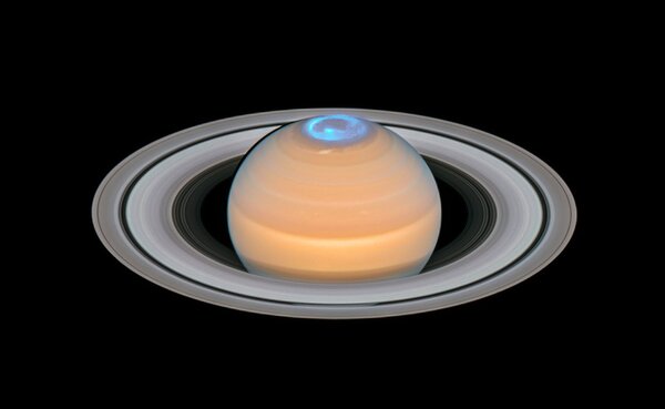 Aurores polaires nord (boréales) de Saturne (image composite, visible et (...)
